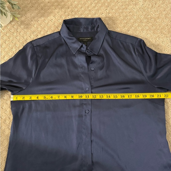 Banana Republic Women’s Silk Preppy Navy Button-Down Shirt - Picture 4 of 4